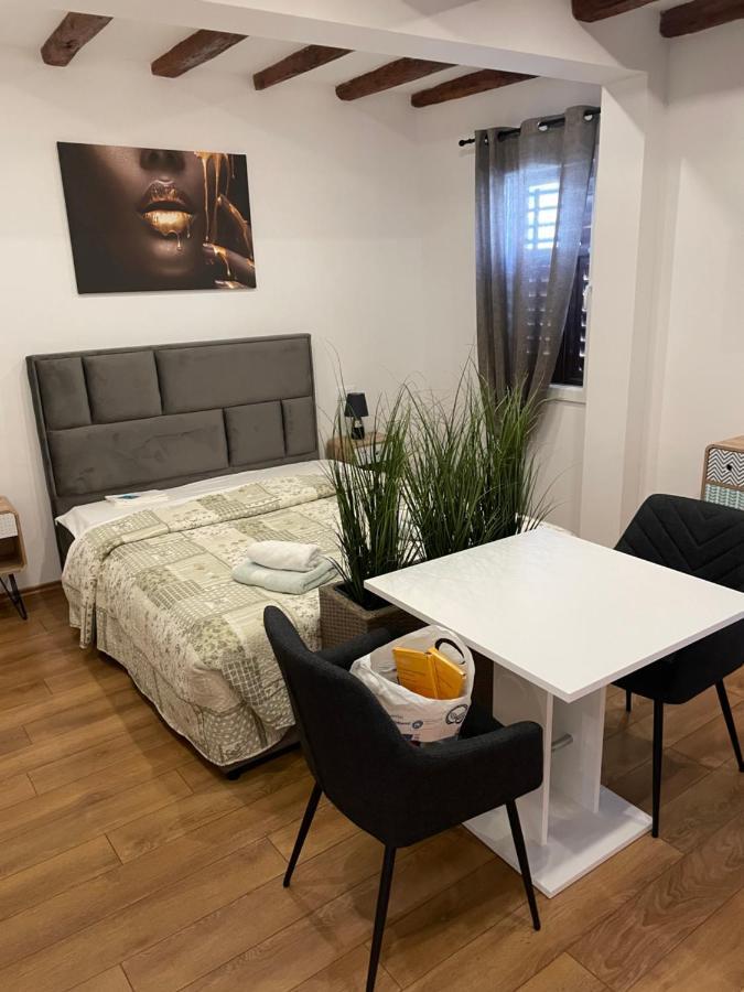 The Yellow House Apartments Rovigno Esterno foto
