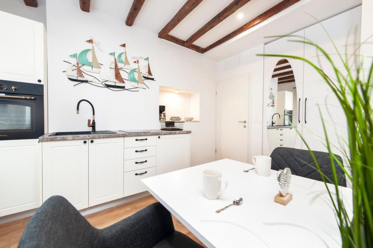 The Yellow House Apartments Rovigno Esterno foto