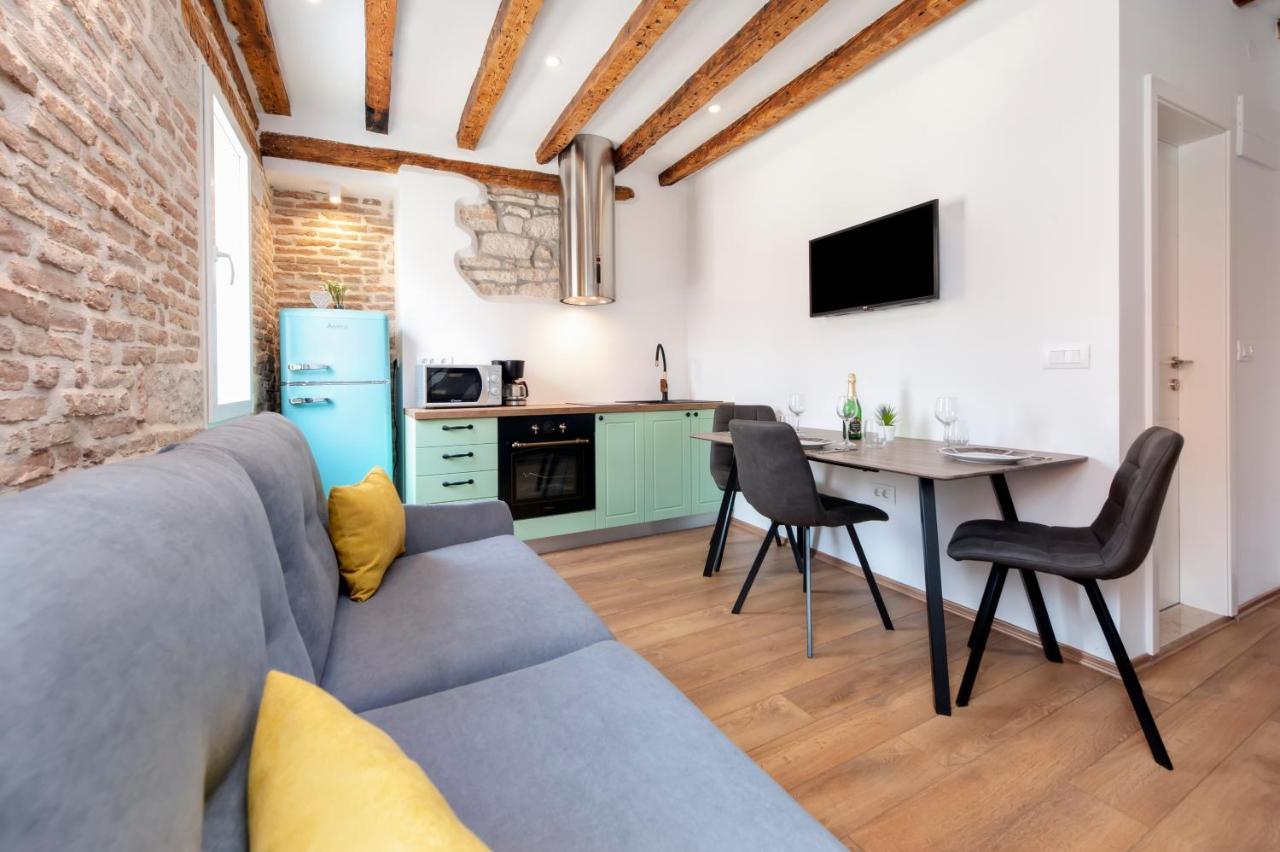 The Yellow House Apartments Rovigno Esterno foto