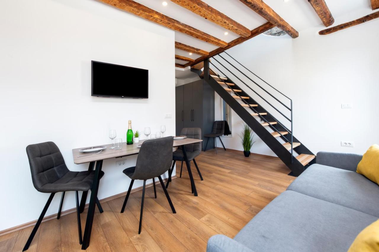 The Yellow House Apartments Rovigno Esterno foto