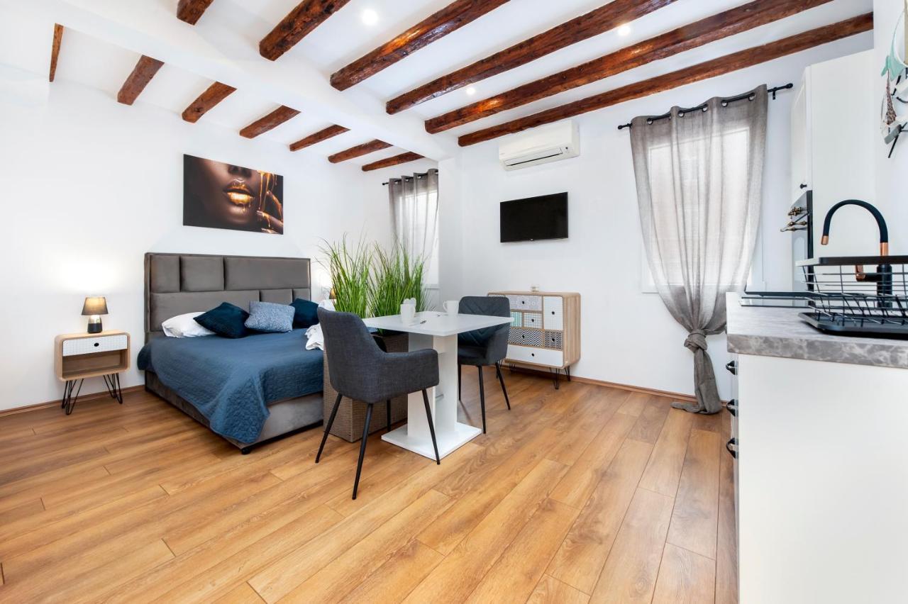 The Yellow House Apartments Rovigno Esterno foto